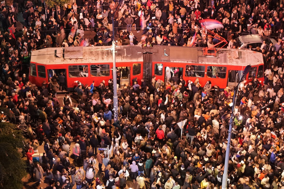 People celebrate after Aleksandar Vucic, leader of the right-wing Serbian Progressive Party (SNS) conceded defeat in the parliamentary election in Belgrade, Serbia, Sunday, Oct. 25, 2026. (AP Photo/Ar ...