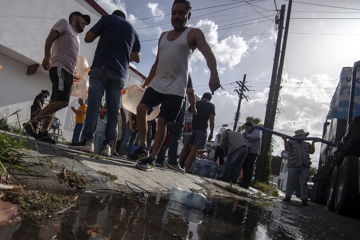 epa10070989 People line up to collect water in the municipality of Guadalupe, state of Nuevo Leon, Mexico, 08 July 2022 (issued 14 July 2022). Former head of the National Water Commission (Conagua) Jo ...