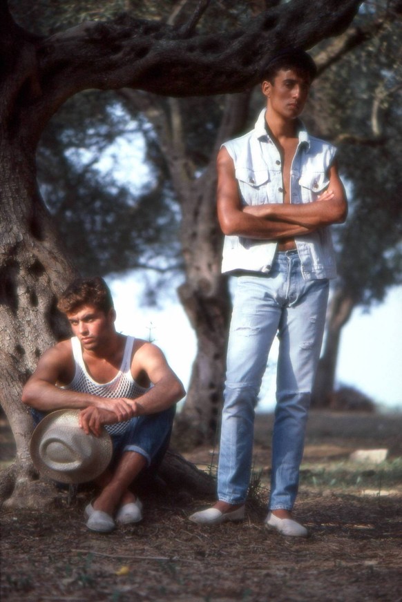 George Michael on holidays in Corfu in 1981 George Michael and Andrew Ridgeley of Wham! on holidays in Corfu, Greece in 1981. EN_01239434_0015 PUBLICATIONxINxGERxSUIxAUTxONLY

George Michael ON Holi ...
