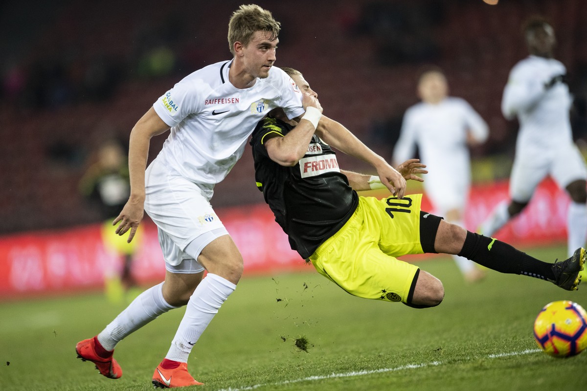 Zuerichs Andreas Maxso, links, spielt um den Ball mit Grasshopper Yoric Ravet, rechts, im Fussball Meisterschaftsspiel der Super League zwischen dem FC Zuerich und dem Grasshopper Club Zuerich im Letz ...