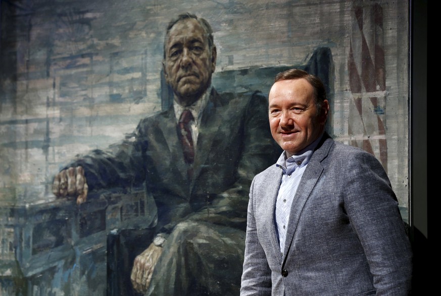 Kevin Spacey vor dem Porträt von «Frank Underwood» aus «House of Cards».