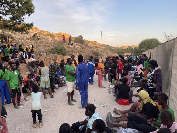 epa10859400 A group of migrants wait in the hotspot of the Lampedusa&#039;s island as Italian authorities prepare for transferring people following new arrivals, Italy, 13 September 2023. More than 6, ...