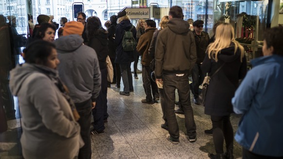 Bernerinnen und Berner stehen kurz vor Mittag Schlange vor dem Abstimmungslokal im Bahnhof Bern, um fuer die Eidgenoessischen Abstimmungen ihre Stimme abzugeben, am Sonntag, 30. November 2014. (KEYSTO ...