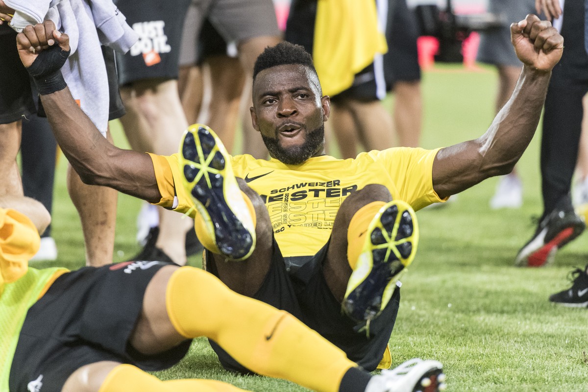 Young Boys' Jean-Pierre Nsame, center, celebrates after the conclusion of the Super League soccer match between FC Sion and BSC Young Boys, at the Stade de Tourbillon stadium, in Sion, Switzerlan ...