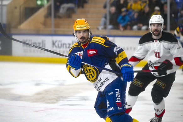 Der Davoser PostFinance Top Scorer Matej Stransky, links, gegen den Lausanner Ronalds Kenins, im Eishockey-Qualifikationsspiel der National League zwischen dem HC Davos und dem Lausanne HC, am Sonntag ...