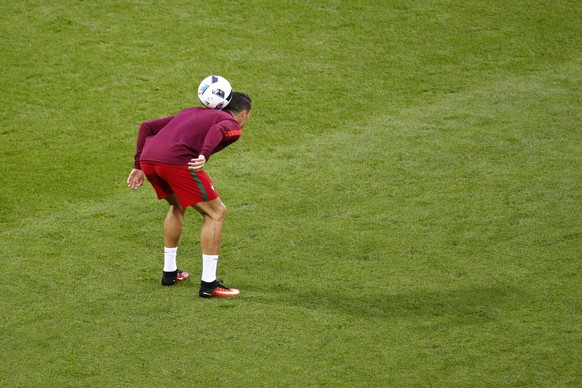 Football Soccer - Portugal v Iceland - EURO 2016 - Group F - Stade Geoffroy-Guichard, Saint-Étienne, France - 14/6/16
Portugal&#039;s Cristiano Ronaldo warms up before the game
REUTERS/Max Rossi
Li ...