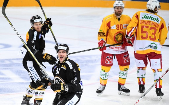 LuganoÕs player Matteo Romanenghi and LuganoÕs player Julian Walker, from left, celebrate the 1-0 goal during the preliminary round game of National League Swiss Championship 2017/18 between HC Lugano ...