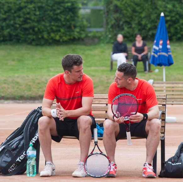 Bern, 21.06.2015 - Berner Tennis Meisterschaften, Kategorie Doppel R5/R9, die NHL Spieler Roman Josi und Mark Streit, (Manuel Winterberger/EQ Images)