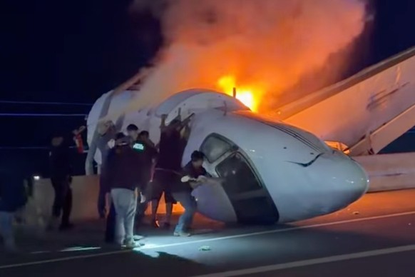 People attempt to pull passengers out of a plane after it crashed on a highway Tuesday, June 16, 2026, in Laredo, Texas. (Zayra Garza via AP)
Texas Plane Crash