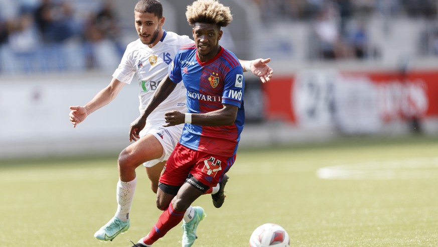 L&#039;attaquant lausannois Hicham Mahou , gauche, lutte pour le ballon avec le balois Andy Joseph Pelmard, droite, lors de la rencontre du championnat de football de Super League entre le FC Lausanne ...
