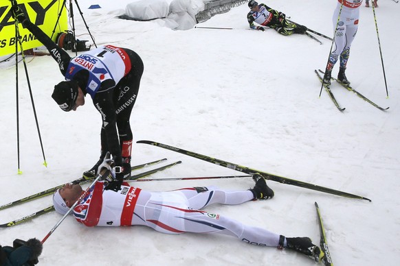 Dario Cologna bleibt nichts anderes übrig, als Petter Northug zum Sieg zu gratulieren.