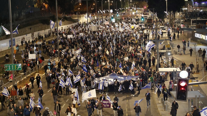 Thousands of proponents of judicial reform demonstrate in Israel