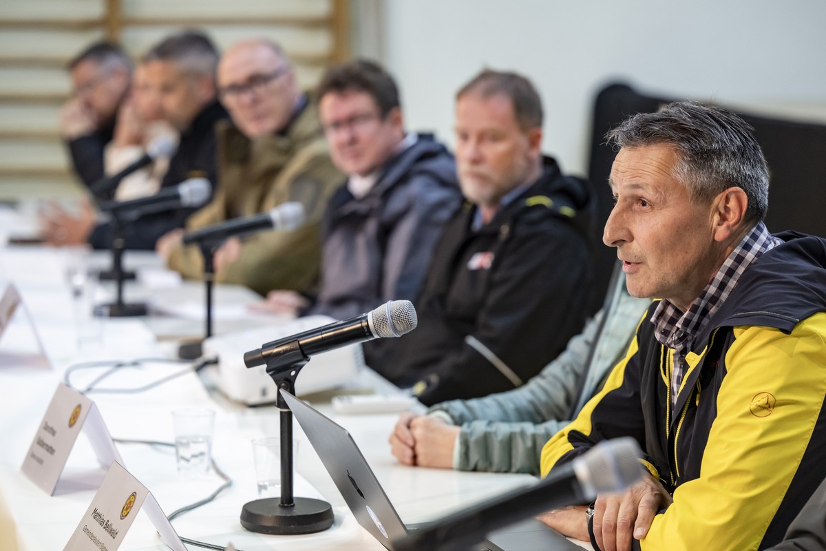 epa12141600 Matthias Bellwald, Mayor of Blatten (L), speaks during a press conference in Ferden, Switzerland, 28 May 2025. A large part of Blatten village in Valais was buried under ice, mud, and rock ...