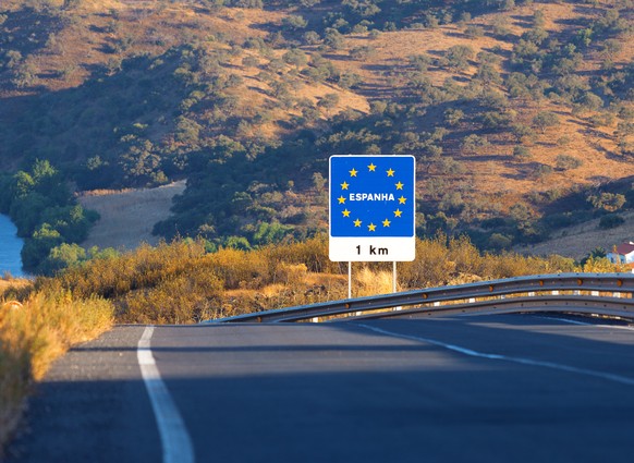 Blick aus dem Rückspiegel - viele Arbeitssuchende verlassen Spanien in Richtung EU-Ausland