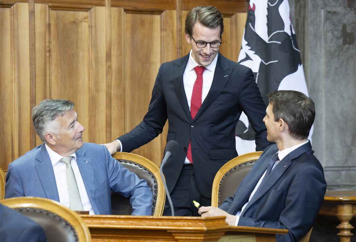 Die Staenderaete Hans Wicki, FDP-NW, links, und Thierry Burkart, FDP-AG, rechts, sprechen mit Nationalrat Andri Silberschmidt, FDP-ZH, an der Sommersession der Eidgenoessischen Raete, am Montag, 16. J ...