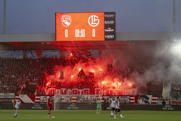 Thuner Fans zuenden Pyros im Fussball Meisterschaftsspiel der Swiss Super League zwischen FC Thun, FCT, und FC Lugano, LUG, vom Samstag, 25. April 2026 in Stockhorn Arena in Thun. (KEYSTONE/Peter Schn ...