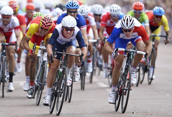 epa03322458 Mark Cavendish (L) of Britain sprints next to Sylvain Chavanel (R) of France during the London 2012 Olympic Games Road Cycling competition, London, Britain, 28 July 2012. EPA/CHRISTOPHE KA ...