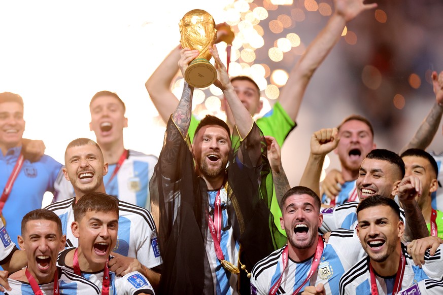 epa10373065 Lionel Messi (C) of Argentina lifts the World Cup trophy after winning the FIFA World Cup 2022 Final between Argentina and France at Lusail stadium, Lusail, Qatar, 18 December 2022. EPA/Fr ...