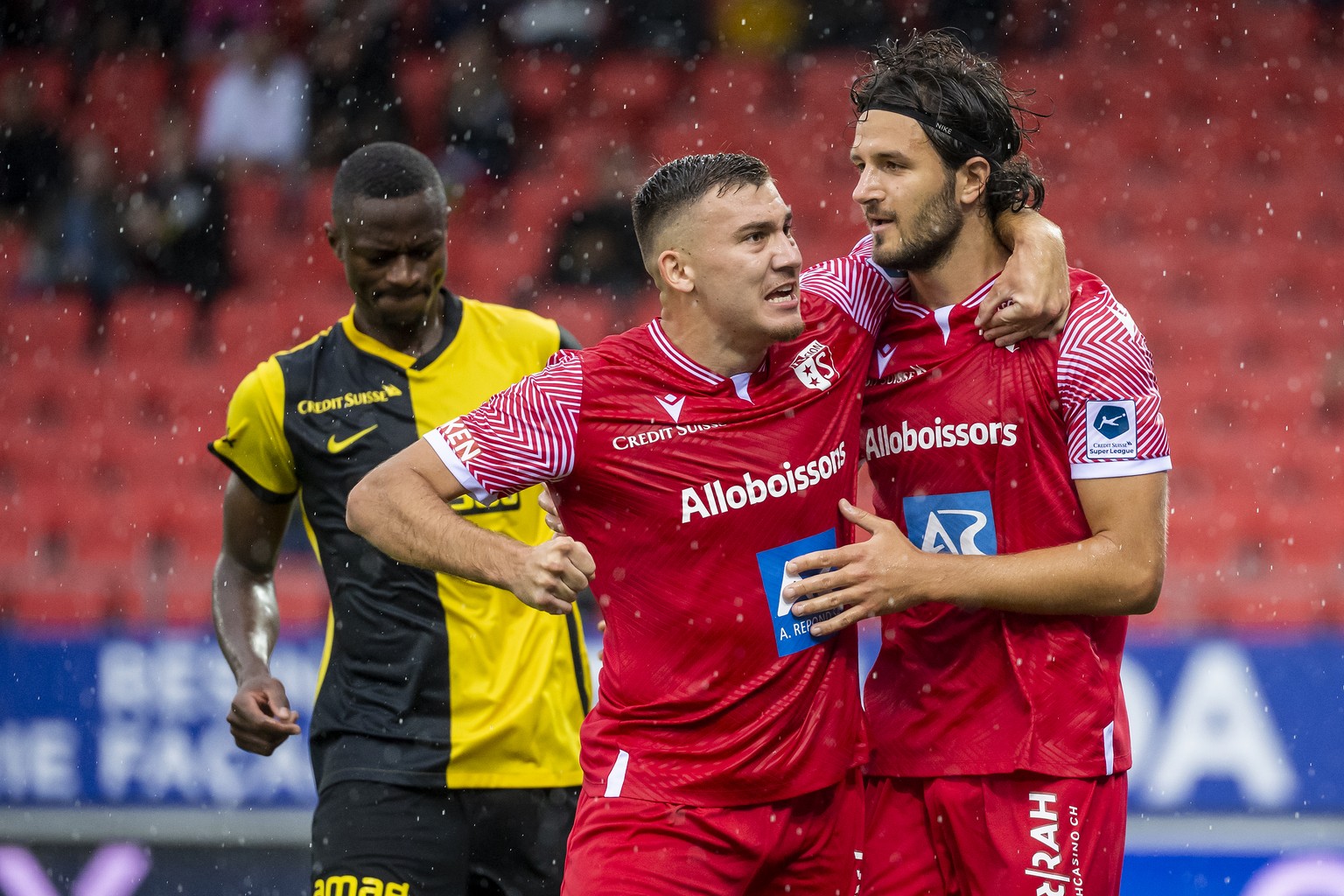 Le milieu valaisan Anto Grgic, drtoite, fete avec l&#039;attaquant valaisan Filip Stojilkovic, centre, le premier but sur penalty lors de la rencontre du championnat de football de Super League entre  ...