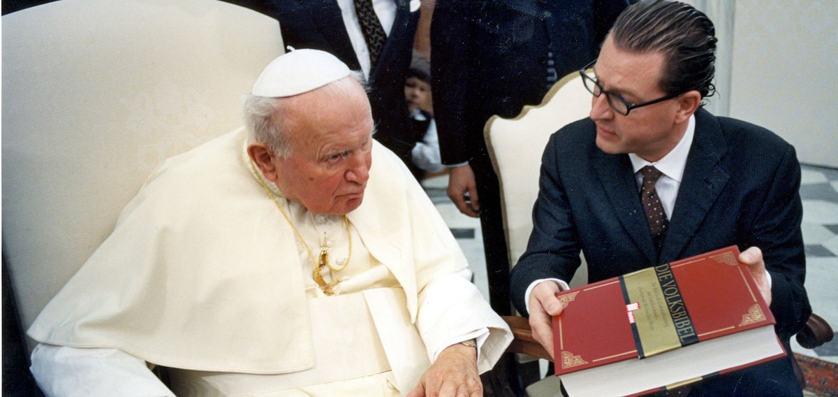 Auf einer von der 'Bild'-Zeitung zur Verfuegung gestellten Aufnahme ueberreicht BILD-Chefredakteur Kai Diekmann am Montag, 22. November 2004, Papst Johannes Paul II. im Vatikan die "Vol ...