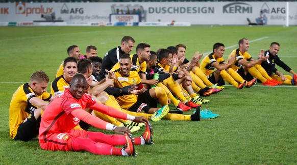 Riesenfreude bei den Spielern von YB nach dem Schlusspfiff ueber den Auftaktsieg, beim Fussball Super-League Spiel zwischen dem FC St. Gallen und den BSC Young Boys am Samstag, 23. Juli 2016, im Kybun ...