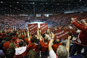 Die Fans wollen dabei sein, wenn ihre Lieblinge auf dem Platz stehen.