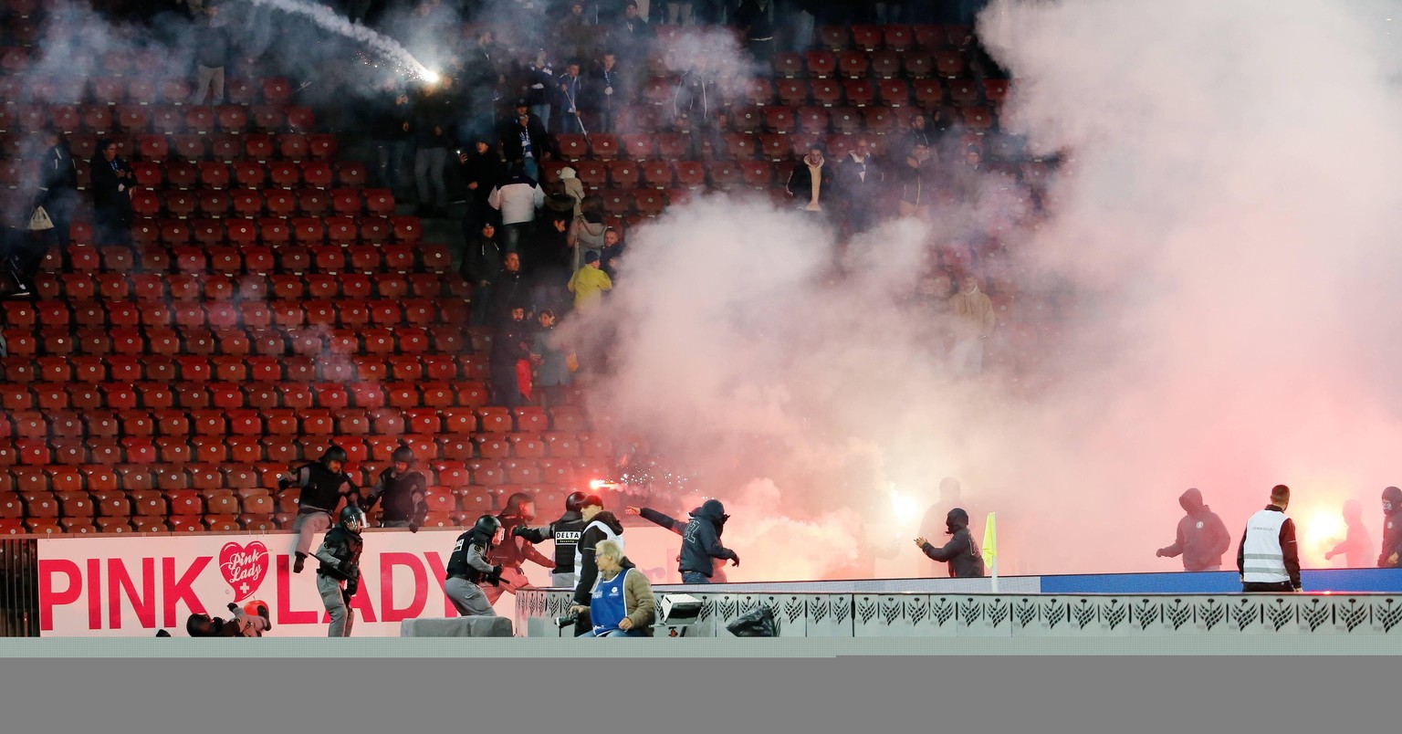 Foto Manuel Geisser 23.10.2021 Zürich : Letzigrund Stadion Zürich Saison 2021/2022 Herren Fussball Super League Grasshopper Club Zürich - FC Zürich FCZ Fans greifen GC Fans an mit Petarden *** Photo M ...