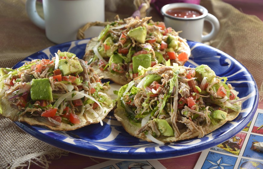 Tostadas de Salpicón de Res rindfleisch mexiko mexikanisch http://www.kiwilimon.com/receta/mexicana/recetas-de-tostadas/tostadas-de-salpicon-de-res