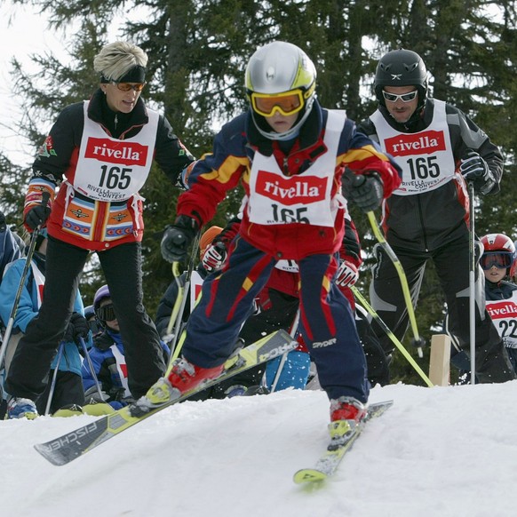 Michael von Gruenigen, rechts, seine Frau Anna, Mitte, und Sohn Noel, vorne, starten zum Rivella Family Contest, am Sonntag, 22. Februar 2004, in Saanenmoeser. (PHOTOPRESS/Yoshiko Kusano)