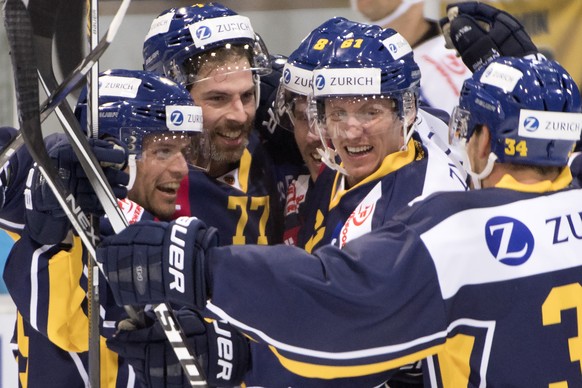 Langenthals Jeff Campbell, Philipp Rytz, Brent Kelly, Vincenzo Kueng, Claudio Cadonau, von links, jubeln nach dem Eishockey Achtelfinal Cupspiel zwischen dem SC Langenthal und dem HC Lugano, am Dienst ...