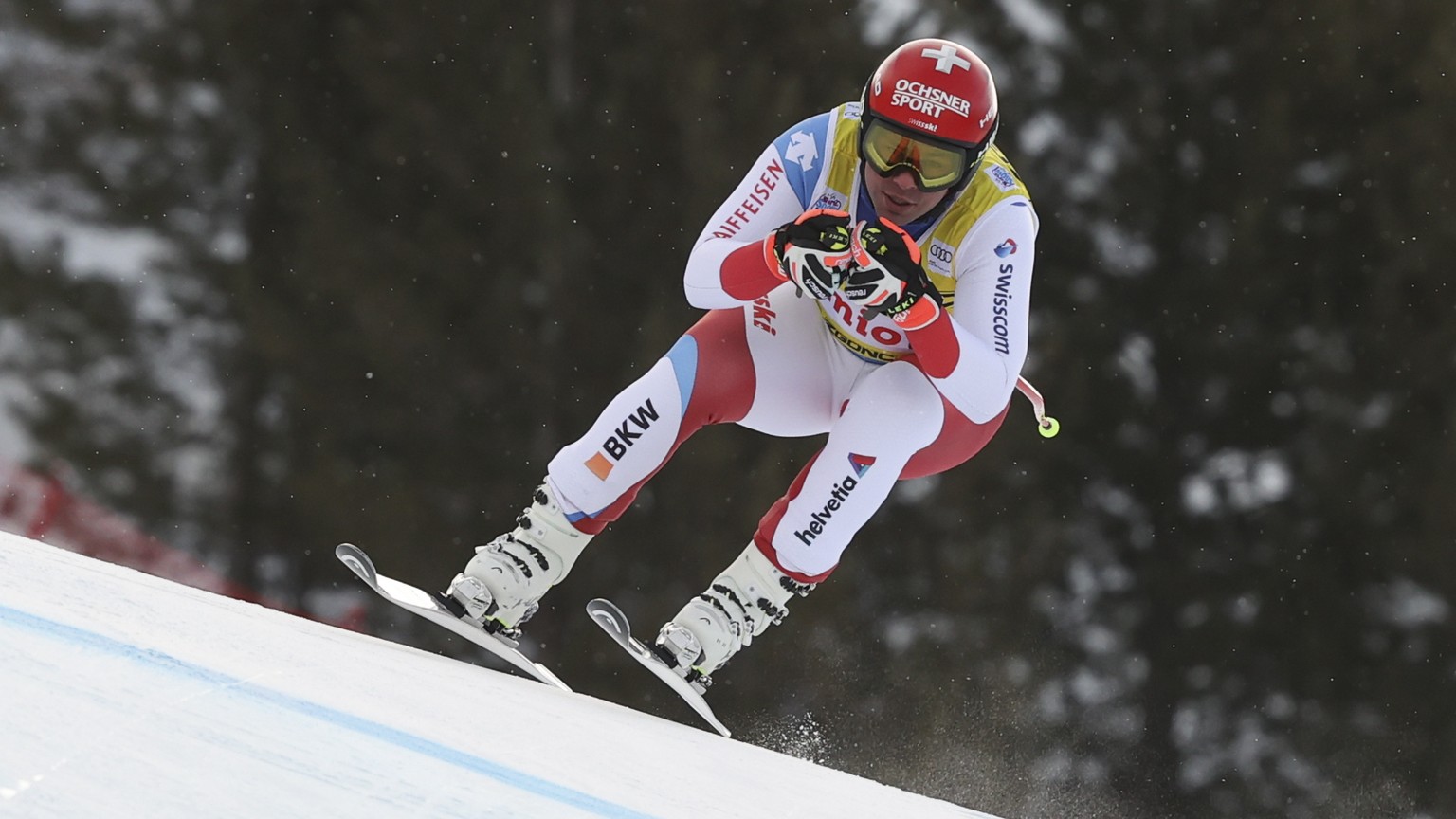 Switzerland&#039;s Beat Feuz speeds down the course during an alpine ski, men&#039;s World Cup downhill race, in Bormio, Italy, Tuesday, Dec. 28, 2021. (AP Photo/Luciano Bisi)