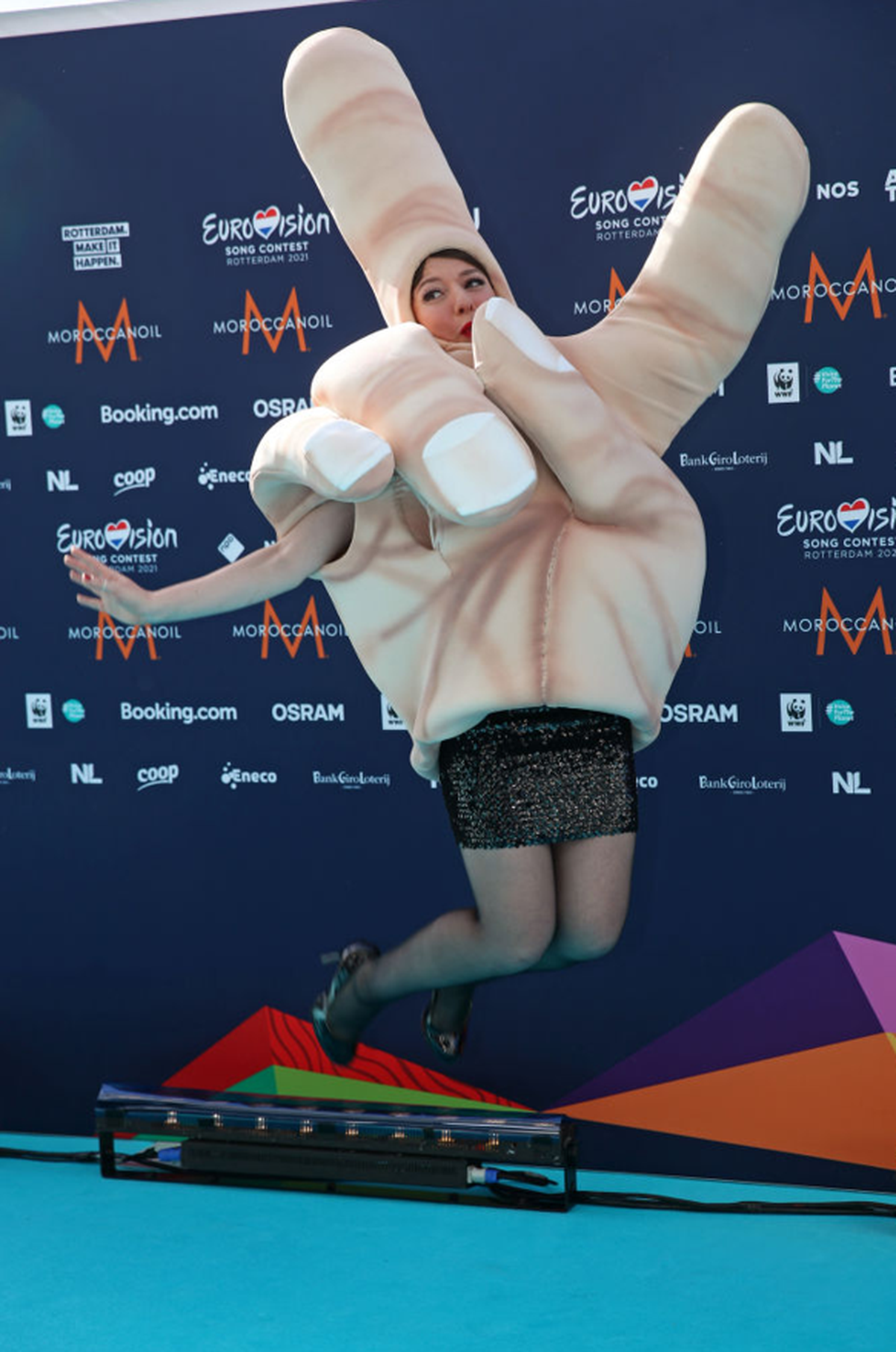 Pour la petite histoire, il s'agissait d'un duo en 2021. Pourquoi la femme était habillée en main? On a envie de dire: Eurovision!