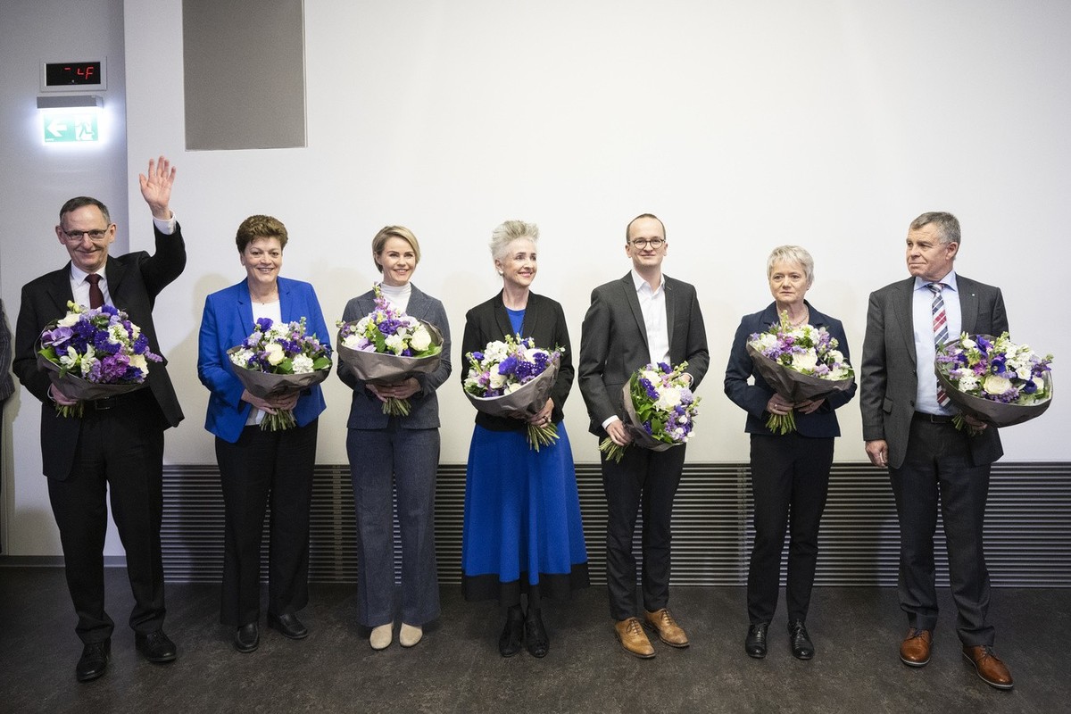 Mario Fehr, parteilos, von links, Silvia Steiner, Mitte, Natalie Rickli, SVP, Carmen Walker Spaeh, FDP, Martin Neukom, Gruene, Jacqueline Fehr, SP, und Ernst Stocker, SVP, posieren anlaesslich der Reg ...