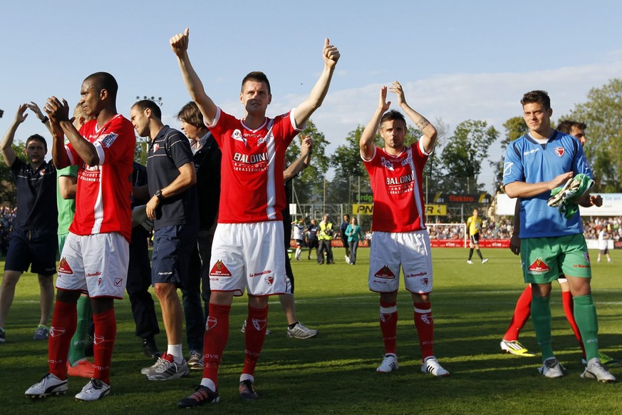 Sion Spieler bedanken sich bei den Fans nach dem zweiten Barrage Fussballspiel der Super League/ Challenge League zwischen dem FC Aarau und dem FC Sion am Pfingstmontag, 28. Mai 2012 im Bruegglifeld i ...