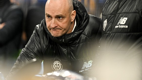 Der Davoser Head Coach Christian Wohlwend hinter der Bande, im Eishockey-Qualifikationsspiel der National League zwischen dem HC Davos und dem EHC Biel, am Dienstag, 29. November 2022, im Eisstadion i ...