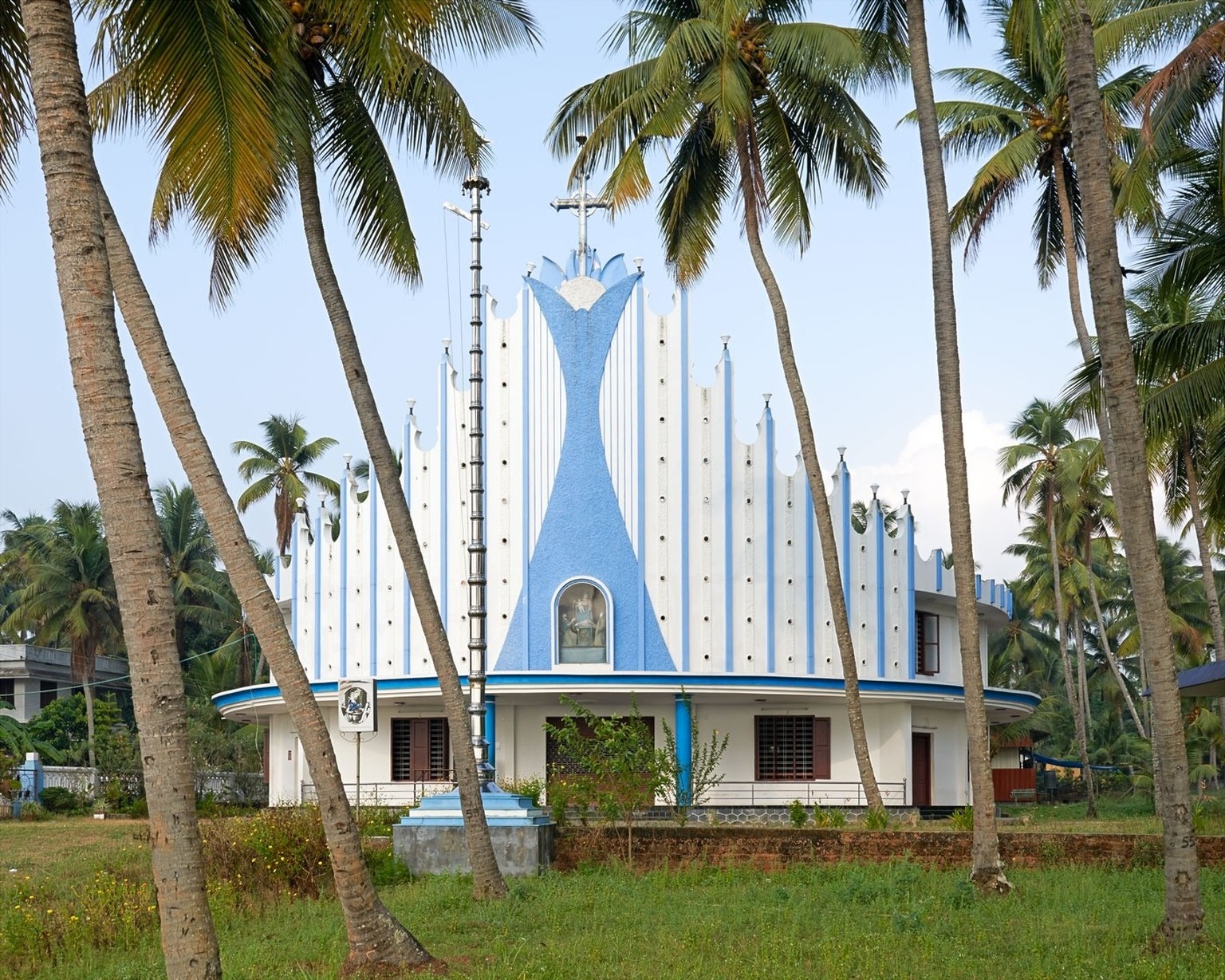Hybrid Modernism. Churches in Kerala
2014- 2016



Nach der Unabhängigkeit im Jahr 1947 wollte sich die indische Kirche vom historisierenden Baustil der Kolonialherren differenzieren und nahm moderne  ...