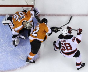 Jaromir Jagr trifft gegen Mark Streit und seinen Goalie-Kollegen.