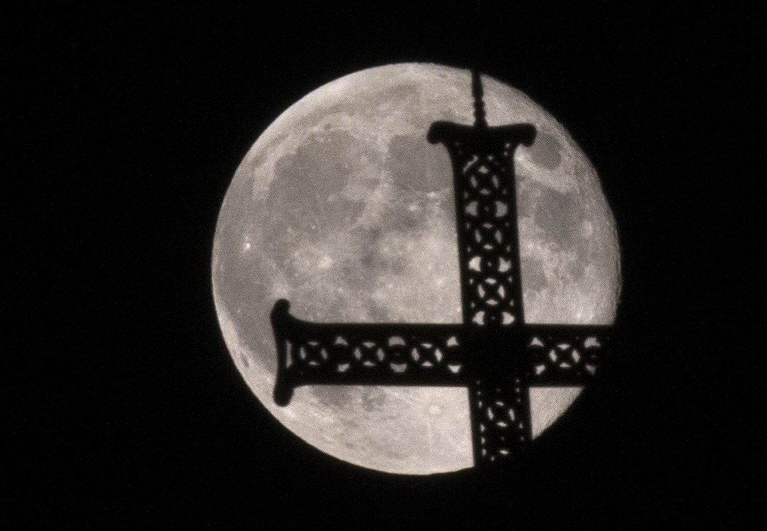 Der Supermond hinter der Alexander Nevski in Sofia, Bulgarien, am 9. September 2014. 
