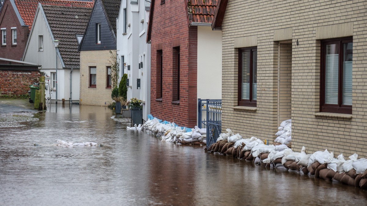01.01.2024, Niedersachsen, Verden: Das Hochwasser der Aller steht noch in einer Stra