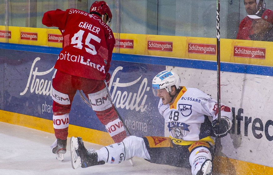 SC Rapperswil-Jona Lakers Verteidiger Jorden Gaehler, links, gegen EV Zug Stuermer Carl Klingberg waehrend dem Eishockey-Meisterschaftsspiel der National League zwischen den SC Rapperswil-Jona Lakers  ...