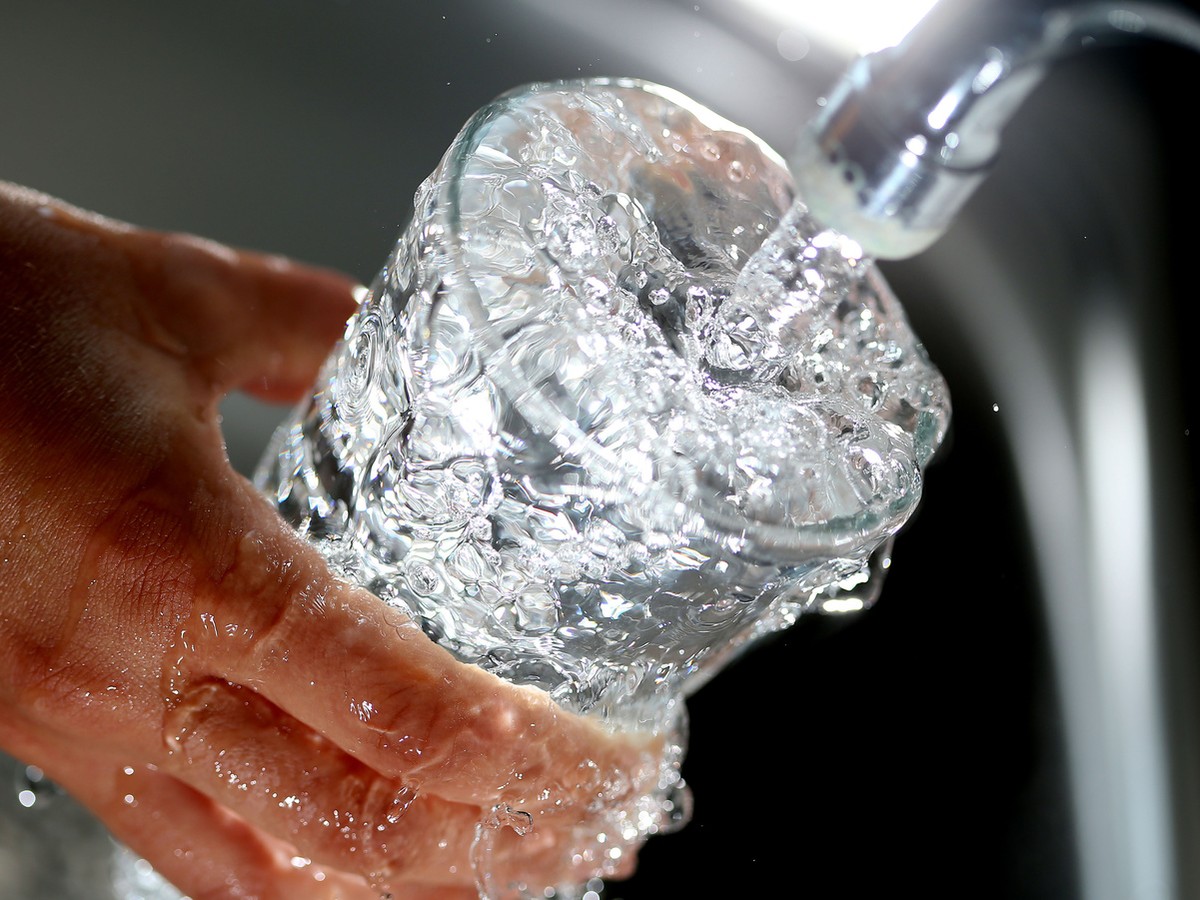 ARCHIV - Trinkwasser läuft aus Wasserhan sprudelnd am 25.07.2013 in Köln in ein Glas. Die Berliner haben in diesem Jahr trotz des regenreichen Sommers bislang kaum weniger Wasser verbraucht. Bis Ende  ...