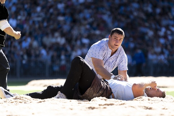 Werner Schlegel aus Hemberg (oben) kaempft gegen Adrian Walther aus Habstetten, fotografiert am Sonntag, 5. Juli 2026 im Wankdorf Stadion in Bern. (KEYSTONE/Gaetan Bally)