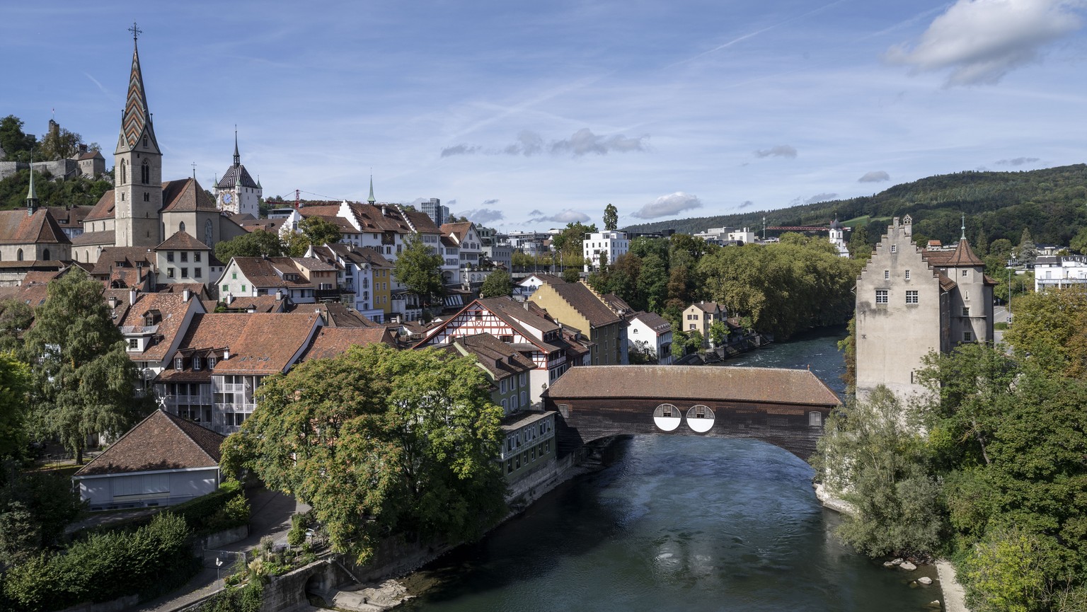 DER SCHWEIZER HEIMATSCHUTZ ZEICHNET DIE STADT BADEN (AG) MIT DEM WAKKERPREIS 2020 AUS. AUS DIESEM ANLASS STELLEN WIR IHNEN FOLGENDES BILDMATERIAL ZUR VERFUEGUNG --- Eine gedeckte Holzbruecke ueber der ...