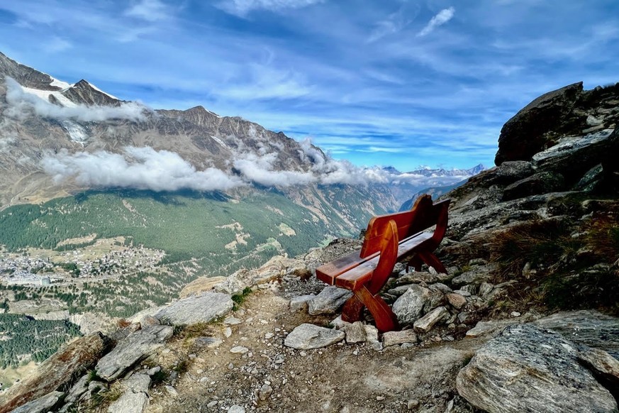 Rauszeit Schönste Aussichtsbänkli der Schweiz Aussichtssitzbank Sitzbank La vie en jaune Saas-Grund