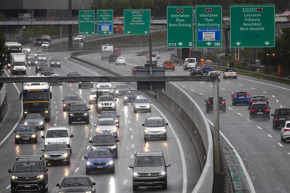 Autos fahren in dichtem Verkehr auf nasser Fahrbahn auf der Autobahn A1 bei Bern, am Freitag, 4. Oktober 2019. (KEYSTONE/Peter Klaunzer)