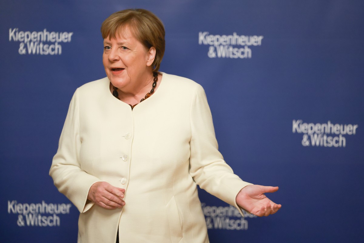 epa11742093 Former German Chancellor Angela Merkel poses during a photocall before the presentation of her book 'Freedom. Memories 1954 - 2021' at Deutsches Theater in Berlin, Germany, 26 No ...
