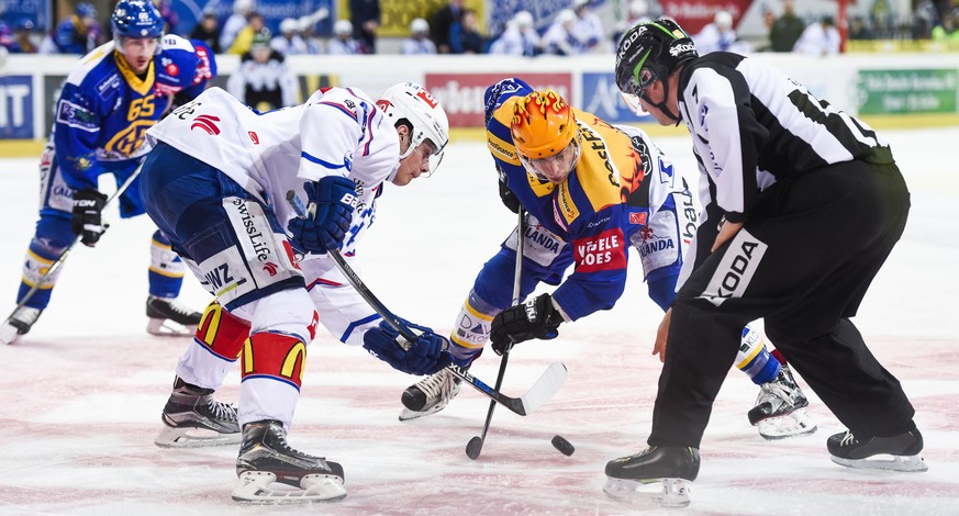 Auston Matthews vom ZSC, links, gegen Perttu Lindgren von Davos, beim Meisterschaftsspiel der National League A zwischen dem HC Davos und den ZSC Lions, am Freitag, 26. Februar 2016, in der Vaillant A ...