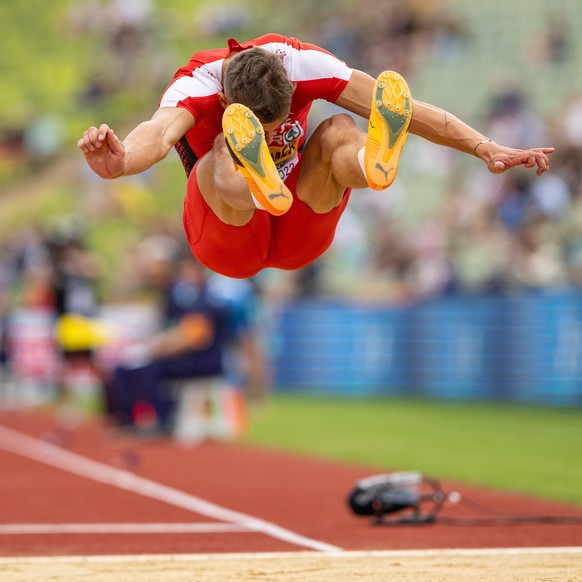 epa10121893 Simon Ehammer of Switzerland competes in the Long Jump competition of the Men&#039;s Decathlon at the European Championships Munich 2022, Munich, Germany, 15 August 2022. EPA/CHRISTIAN BRU ...