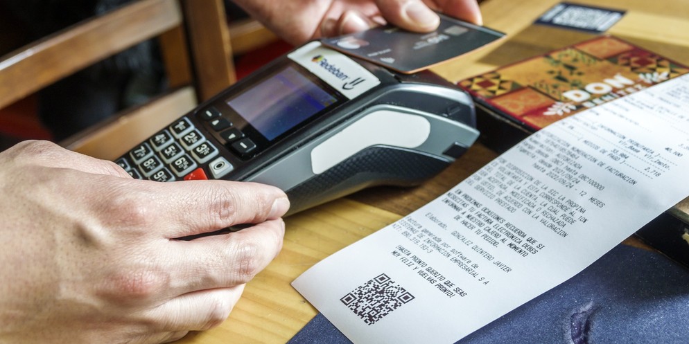 Ein Restaurant im Zürich nutzt eine Einstellung, die standardmässig zehn Prozent Trinkgeld verrechnet. Dies stösst einem Gast sauer auf. Eine Umfrage auf den Zürcher Strassen zeigt: Trinkgeld befürwor ...