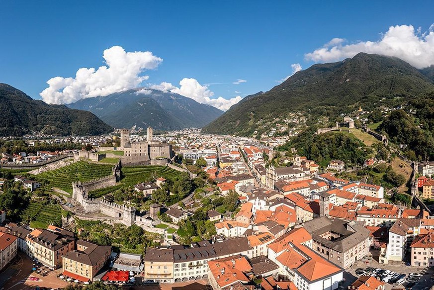 Der Blick auf Bellinzonas Altstadt mit zwei der drei Burgen.